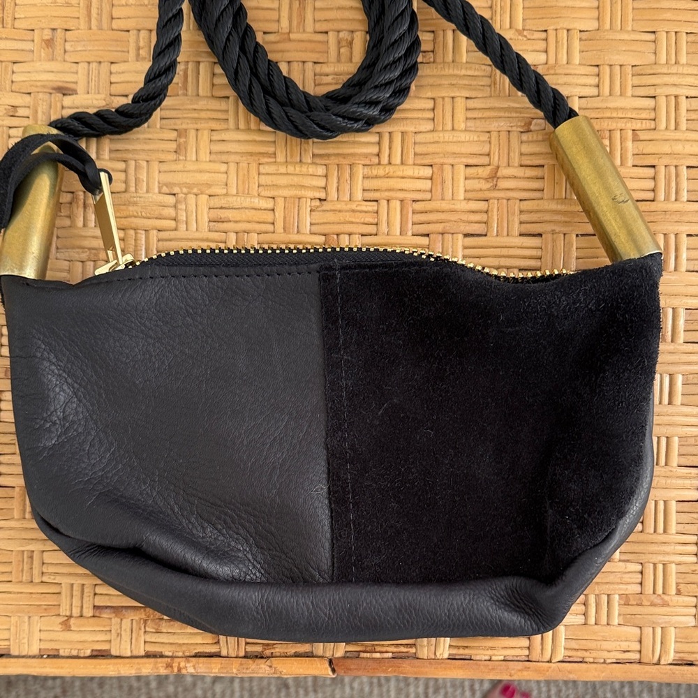 Wildwood Oyster Co. Crossbody Sling Bag - Picture 4 of 9